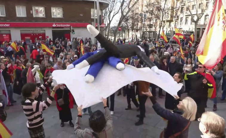 Decenas de personas se concentran en Ferraz y mantean muñecos de Sánchez y Puigdemont