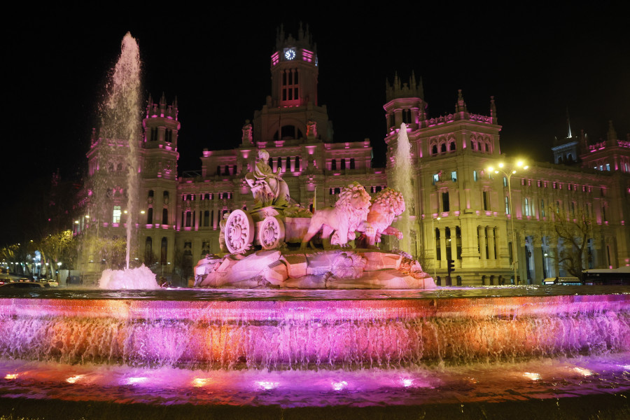 Cibeles celebra el 56 cumpleaños de Felipe VI luciendo de carmesí, color de su estandarte