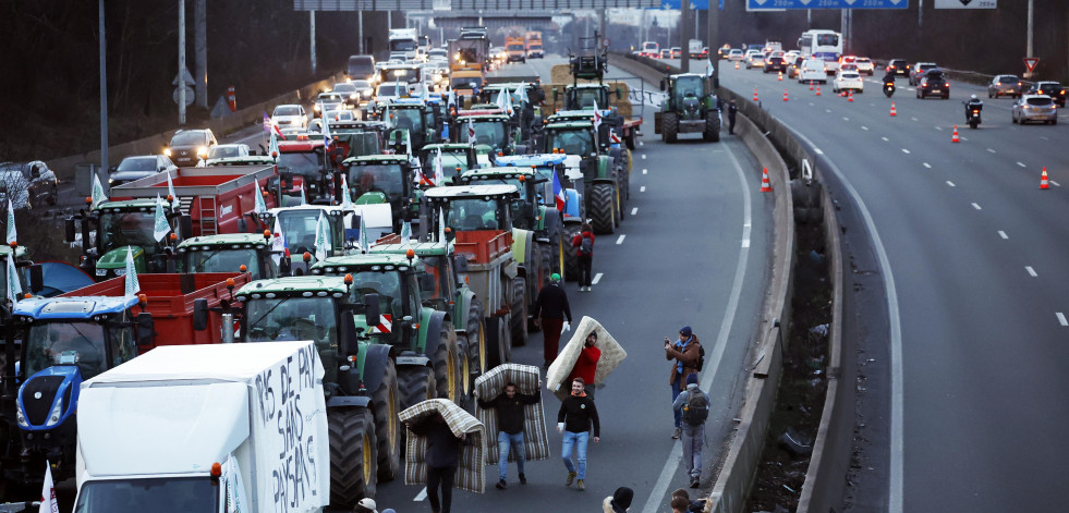 Ganaderos gallegos no descartan protestas similares a las que están colapsando Francia