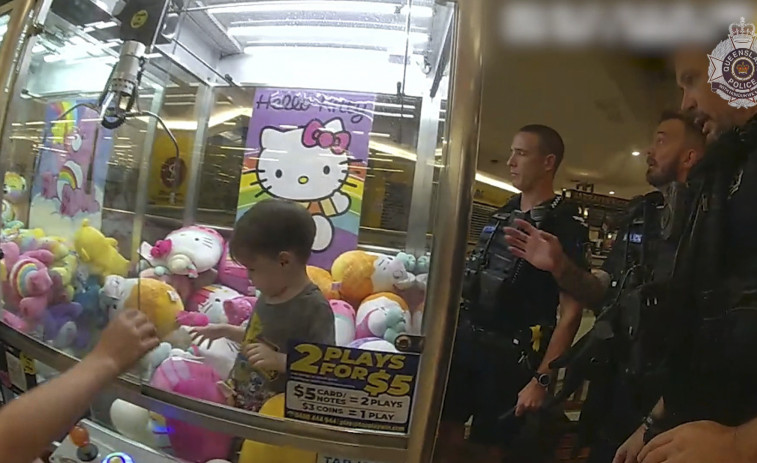 La Policía de Australia rescata a un niño atrapado en una máquina de gancho con peluches