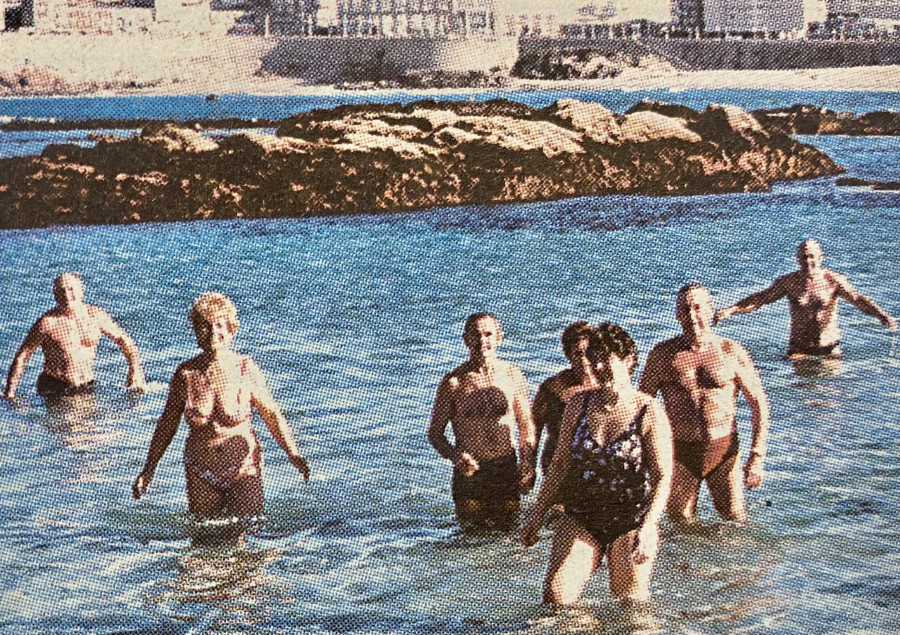 Hace 25 años | Cambian las farolas del Paseo Marítimo y los bañistas de Riazor