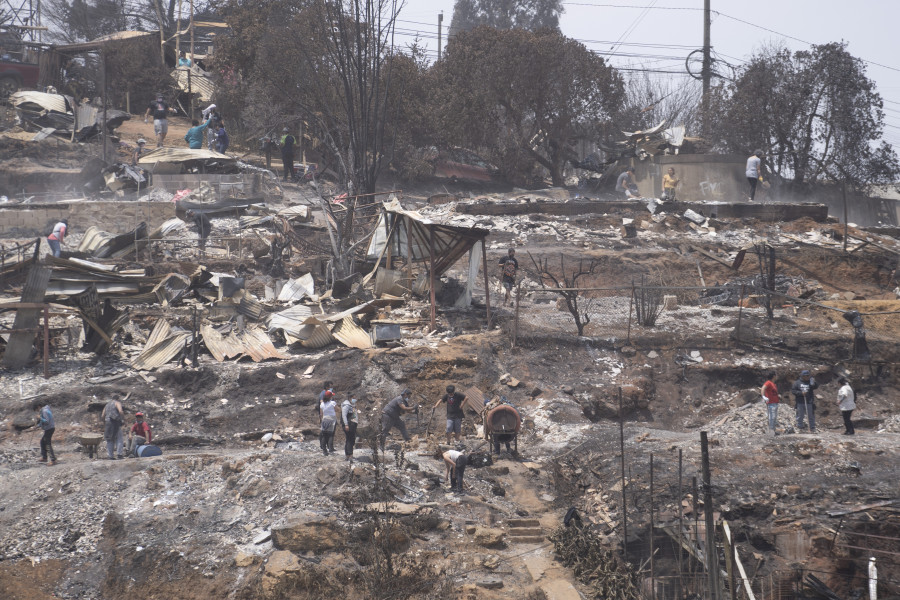 Aumentan a 122 los fallecidos en los devastadores incendios de Valparaíso