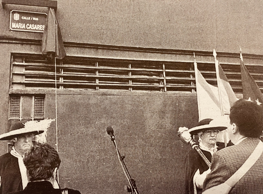 Hace 25 años | Hasta 24 personajes esperan por una calle y el BNG, contra el ascensor del monte de San Pedro