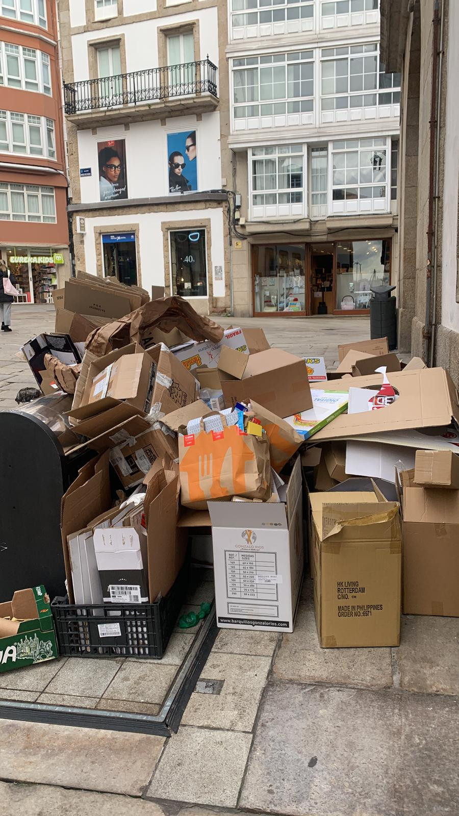 Basura acumulada en Riego de Agua