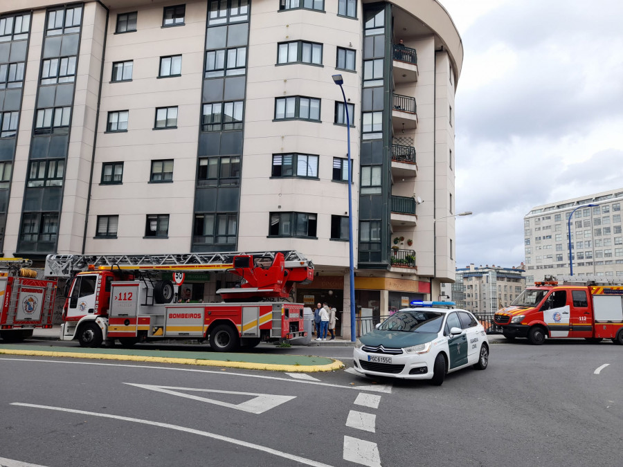 Los Bomberos extinguen un incendio en un piso de O Burgo