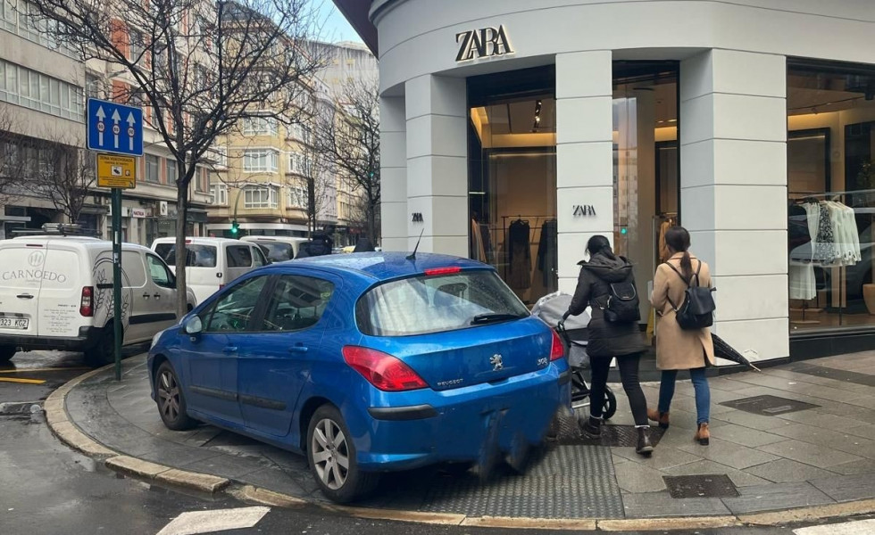 Coche aparcado delante de Zara cortada