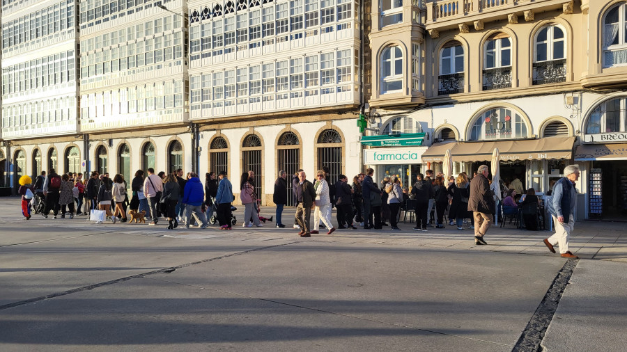 Las altas temperaturas traen cola a las puertas de las heladerías de A Coruña