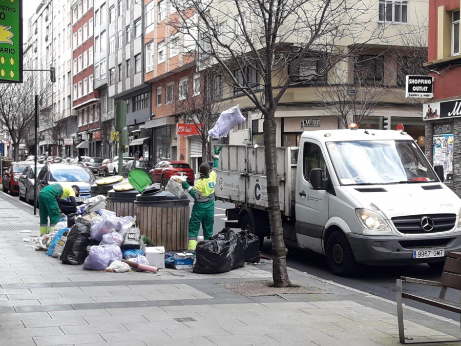 Comienza la retirada de la basura acumulada en A Coruña en los últimos días