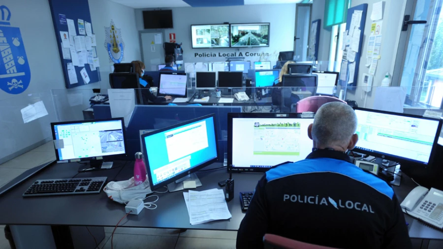 Detienen a un joven en A Coruña por destrozar coches y escaparates en la avenida de Arteixo