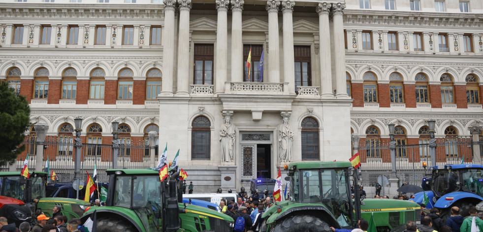 Las asociaciones agrarias mantienen las movilizaciones tras reunirse con el Gobierno