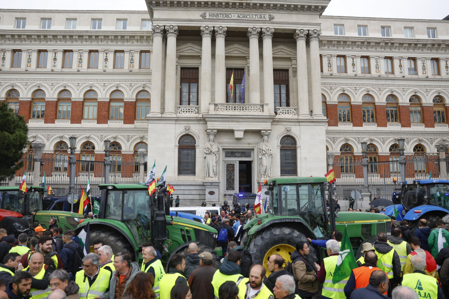 Las asociaciones agrarias mantienen las movilizaciones tras reunirse con el Gobierno