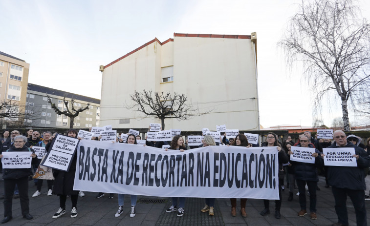 Los padres se manifiestan frente al colegio María Barbeito para reclamar más profesores de apoyo