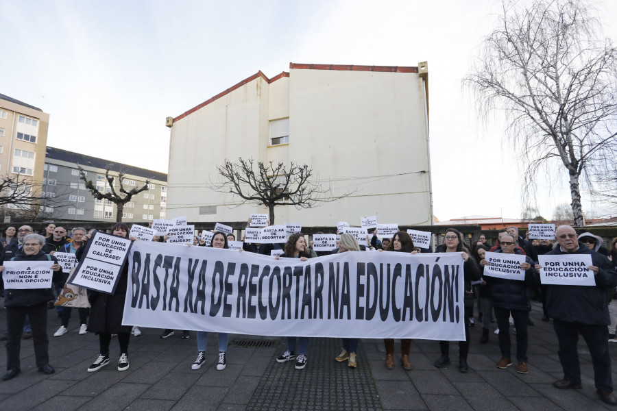 Los padres se manifiestan frente al colegio María Barbeito para reclamar más profesores de apoyo