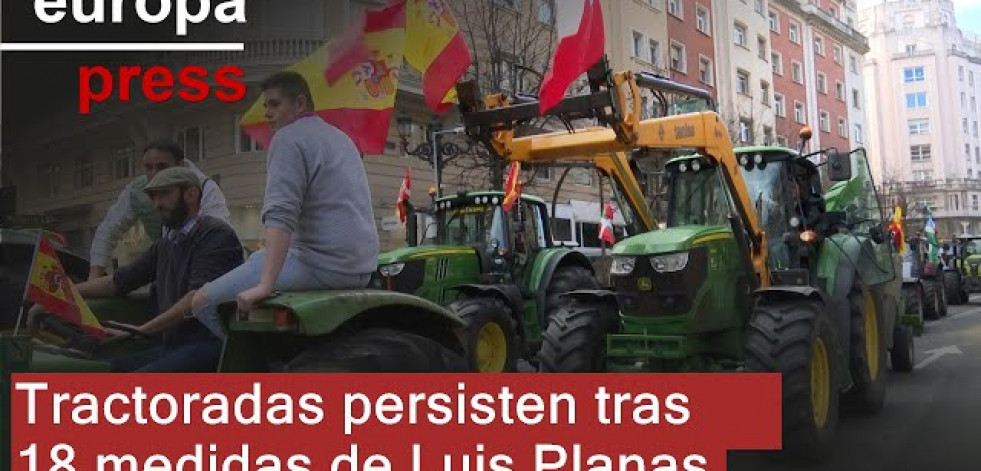 Tractoradas, reparto de naranjas, limones y heno en el suelo: la protesta agrícola no cesa