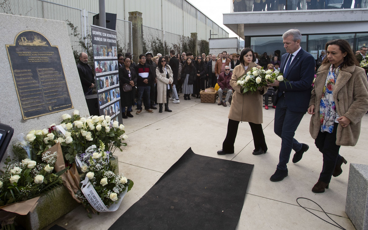 Alfonso Rueda deposita flores junto a la placa @EFE Salvador Sas