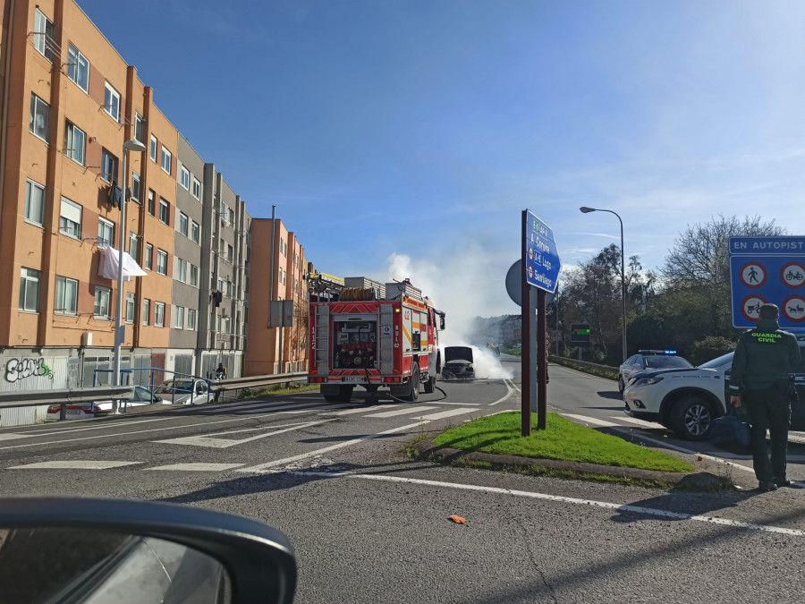 Arde un coche en el acceso a la AP-9 en O Temple