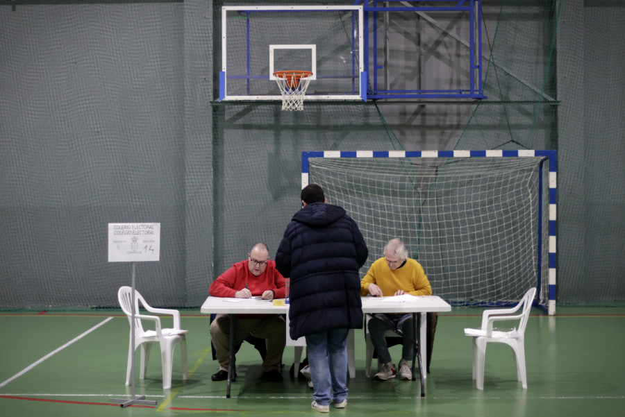 De la puerta atascada a la falta de miembros: las anécdotas del inicio de la jornada electoral en Galicia