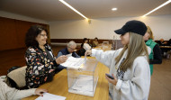 Un padre y un hijo en una mesa y una 'rara' colocación: las anécdotas de la jornada electoral en A Coruña