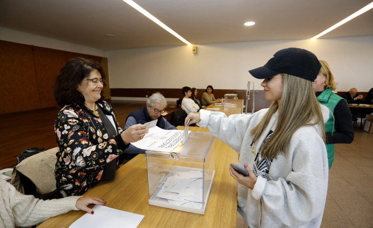 Un padre y un hijo en una mesa y una 'rara' colocación: las anécdotas de la jornada electoral en A Coruña