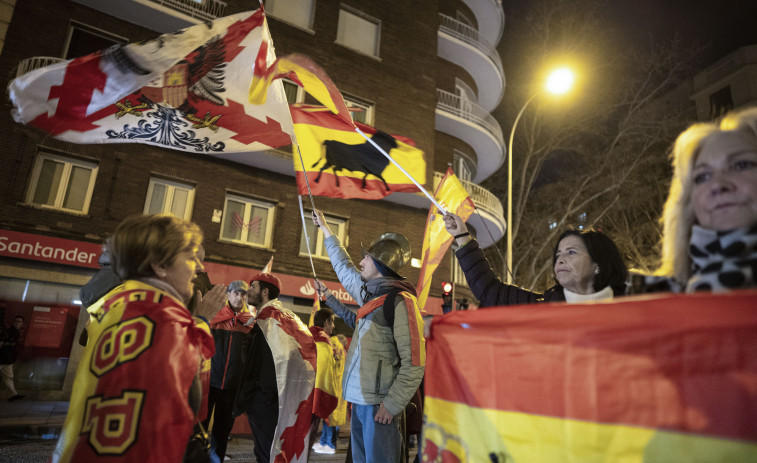 Un centenar de personas reza el rosario cerca de la sede del PSOE en Ferraz ante el recuento electoral