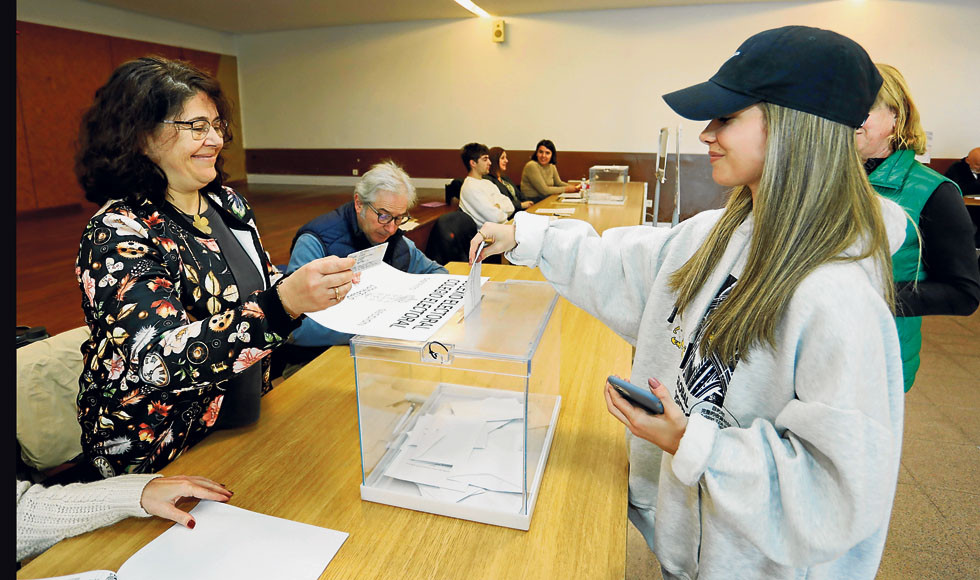 Votación en un colegio electoral de Oleiros  patricia g. fraga