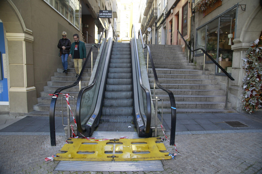 La escalera mecánica averiada de San Agustín, una ratonera para los clientes del mercado coruñés