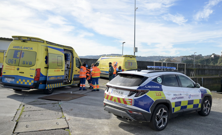 Una planeadora con dos personas a bordo vuelca frente a Seixo Branco, en Oleiros