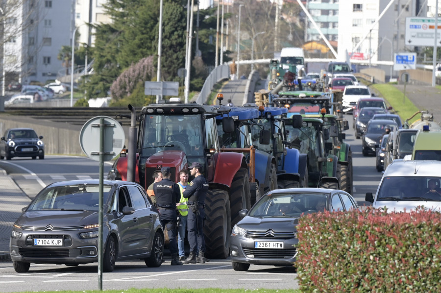 Los tractores ganan la primera batalla: el sector del campo lleva su manifestación al centro de A Coruña