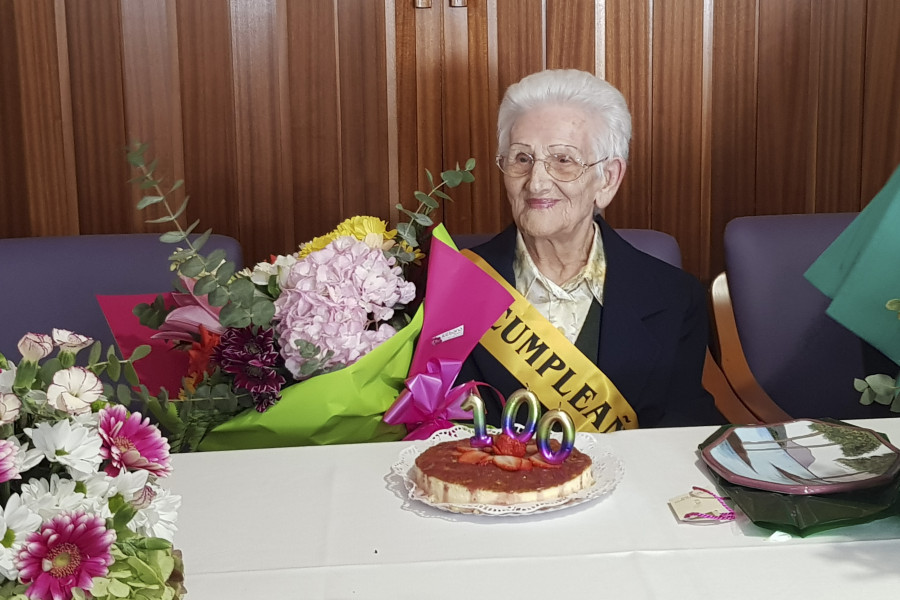 Araceli, primera española vacunada contra la covid, cumple 100 años