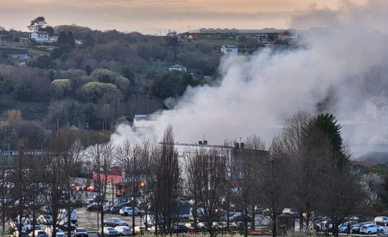 Arde una nave abandonada en Betanzos