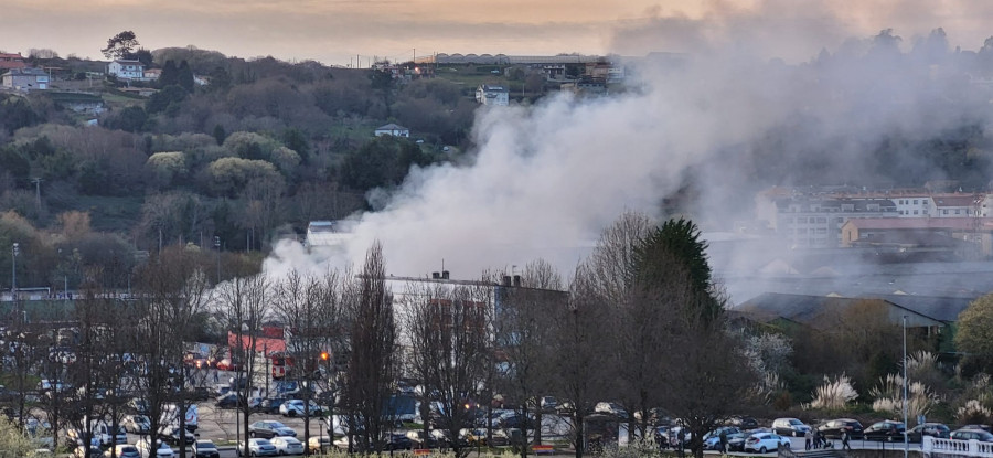 Arde una nave abandonada en Betanzos