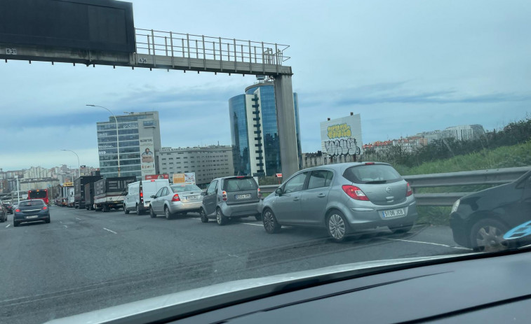 Atasco en el desvío a Pocomaco por la llegada a A Coruña de los trailers de O Gran Camiño