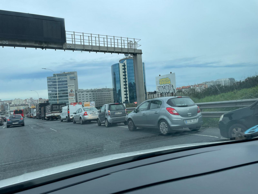 Atasco en el desvío a Pocomaco por la llegada a A Coruña de los trailers de O Gran Camiño