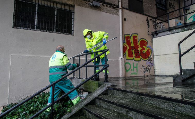 El servicio de limpieza municipal elimina una media de 30 pintadas al día de las calles de A Coruña