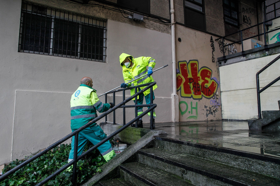 El servicio de limpieza municipal elimina una media de 30 pintadas al día de las calles de A Coruña