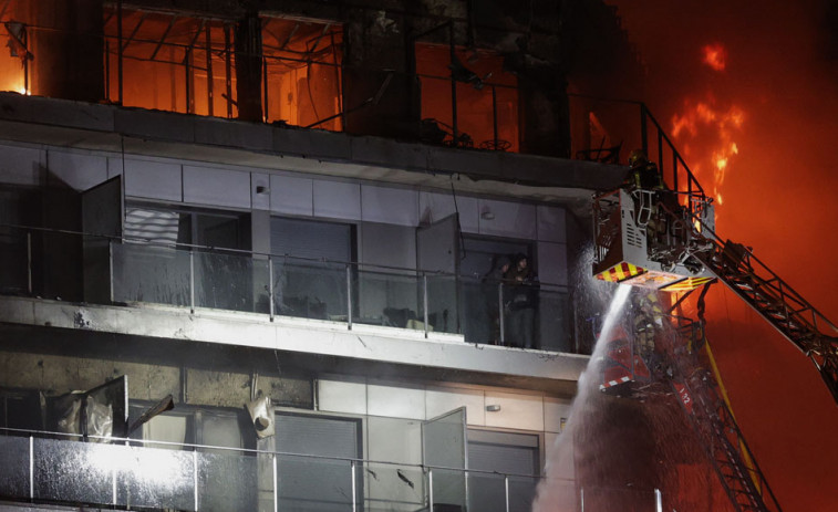 Hallan las primeras víctimas mortales en el interior del edificio incendiado de Valencia