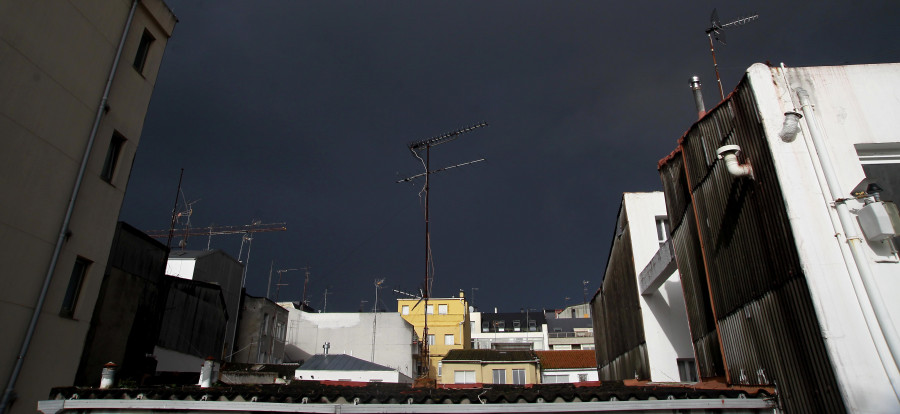 El invierno vuelve con fuerza a A Coruña: rayos, granizo, viento y frío