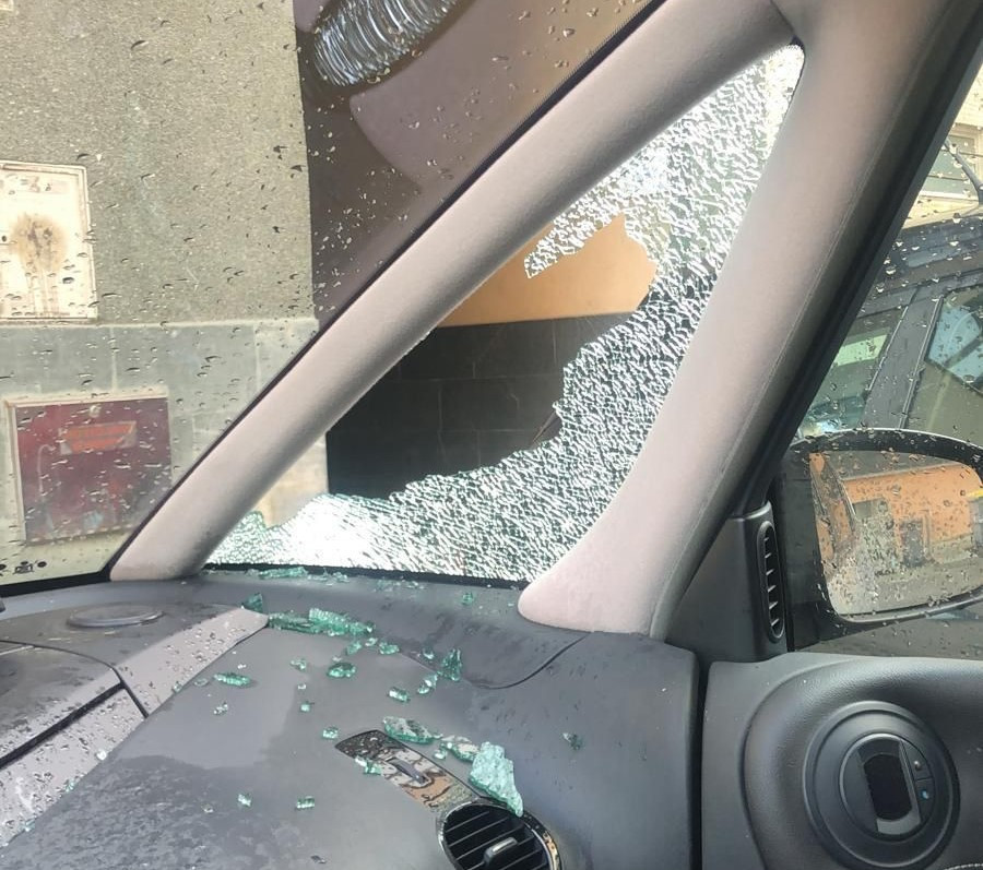 Una teja destroza la luna de un coche en Novo Mesoiro