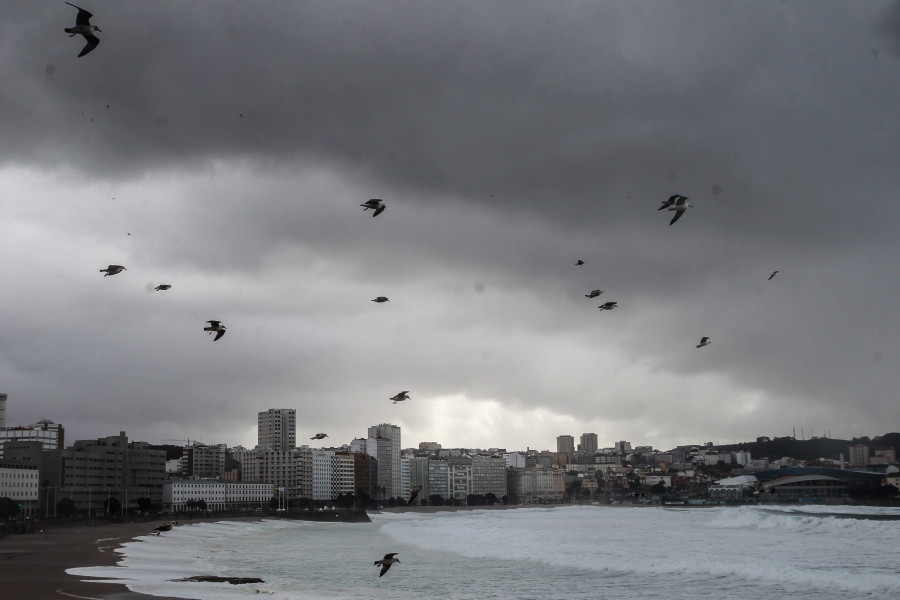 La duna del Orzán resiste el desafío de olas de hasta nueve metros