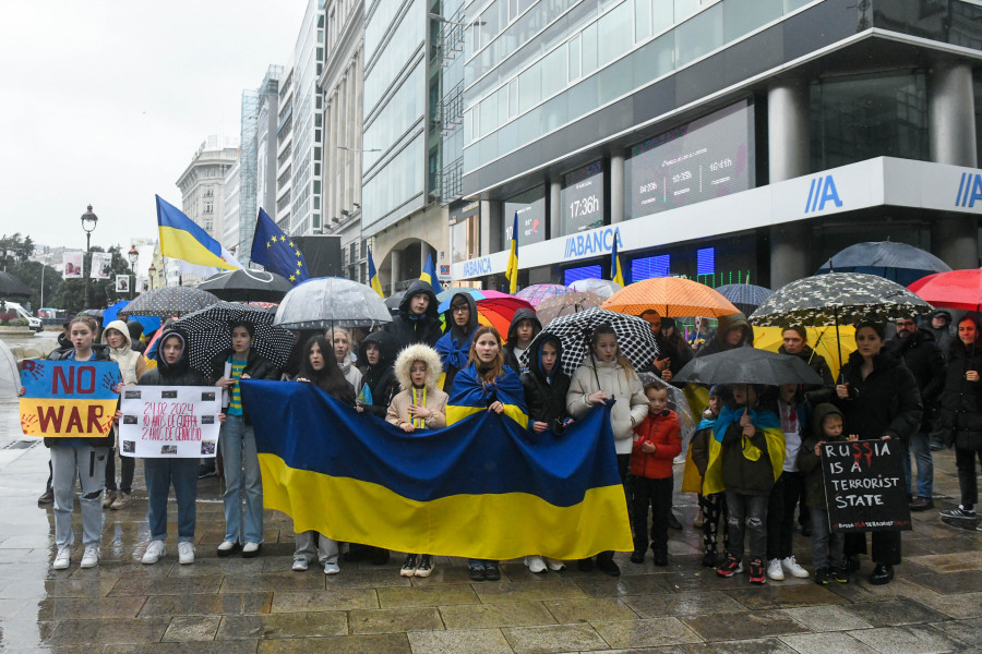 El segundo aniversario de la invasión de Ucrania moviliza una marcha de protesta de 100 personas en A Coruña