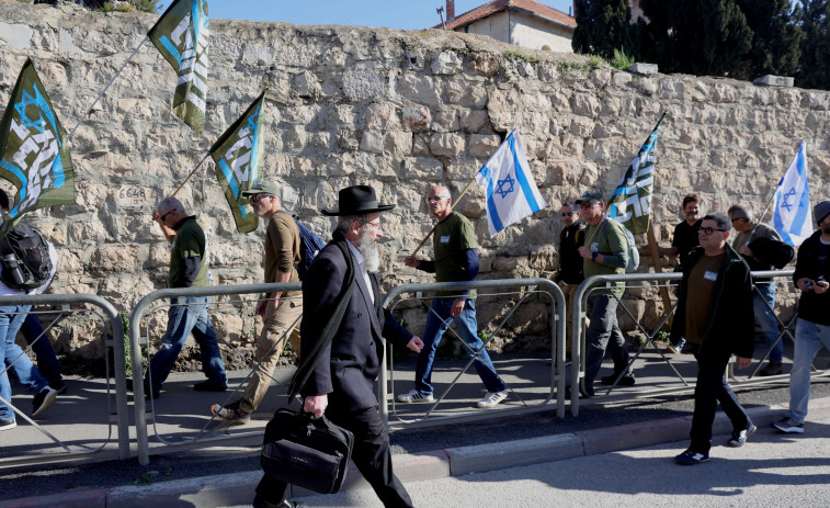 Cientos de israelíes protestan ante el Tribunal Supremo contra la exención militar de los ultraortodoxos