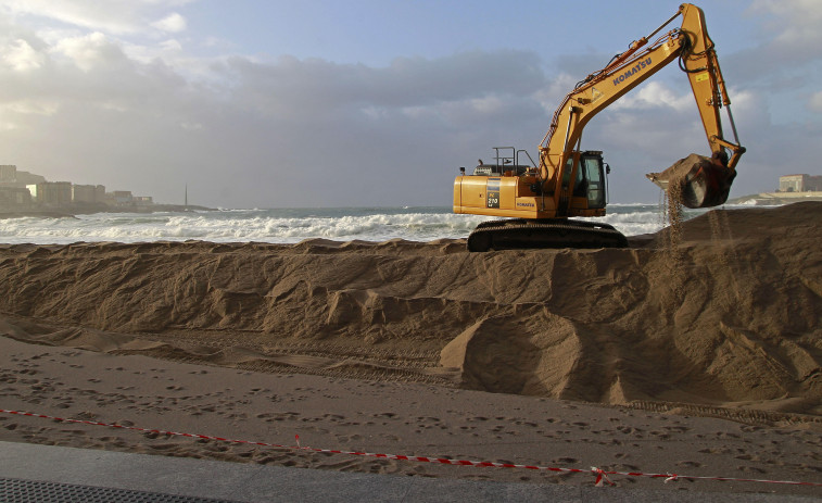 El Ayuntamiento comienza el próximo lunes a levantar la duna de la playa de Riazor