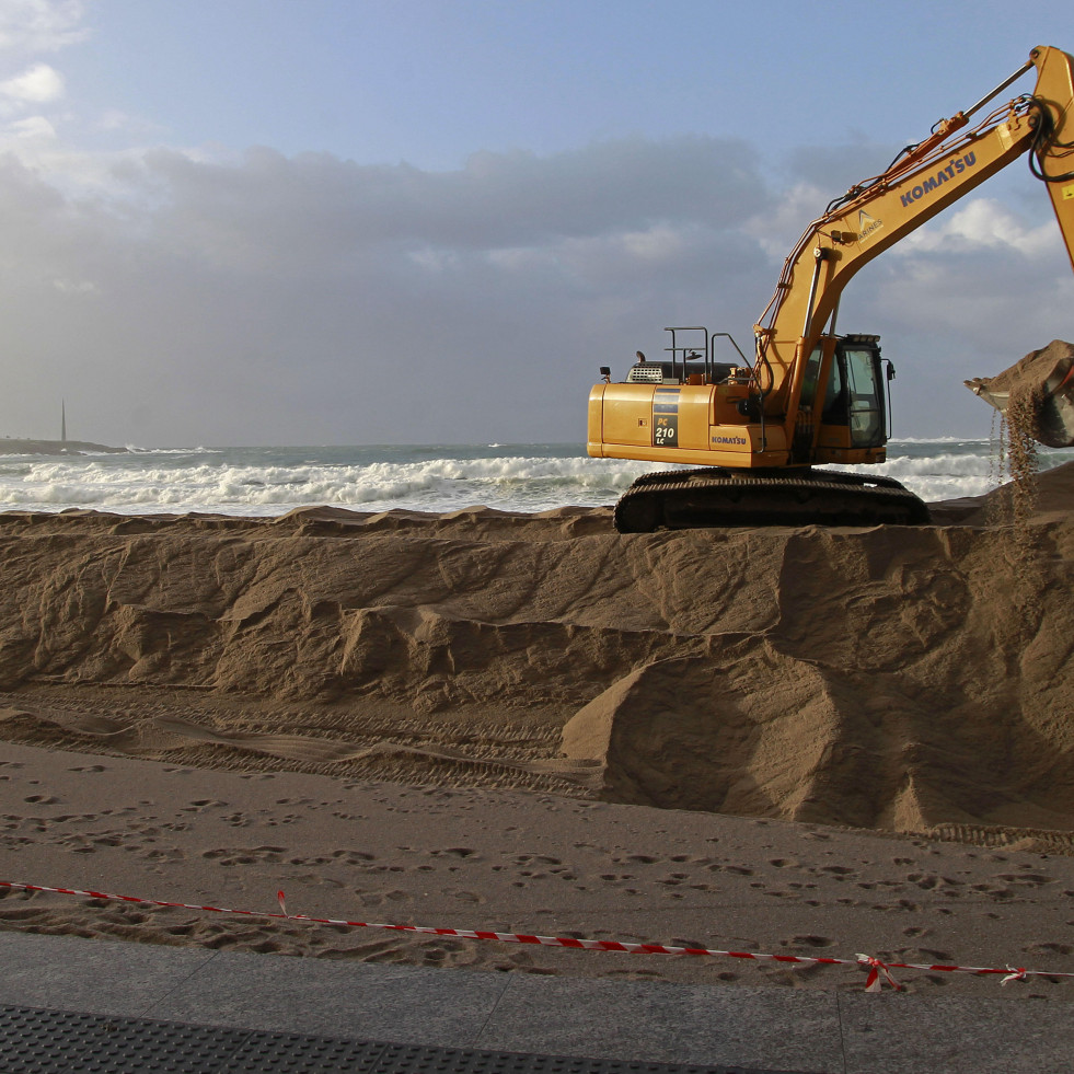 El Ayuntamiento comienza el próximo lunes a levantar la duna de la playa de Riazor