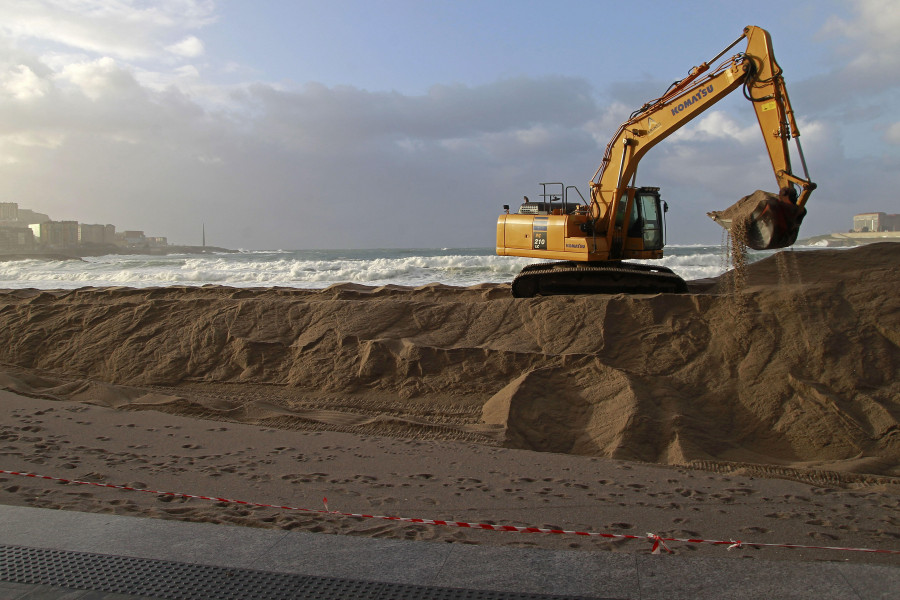 El Ayuntamiento comienza el próximo lunes a levantar la duna de la playa de Riazor