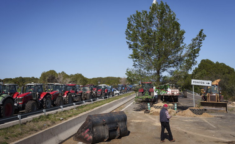 Los agricultores acuerdan levantar el corte de la autopista AP-7, en Girona