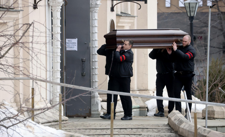 Los rusos desafían el miedo para acudir en masa al funeral de Navalni