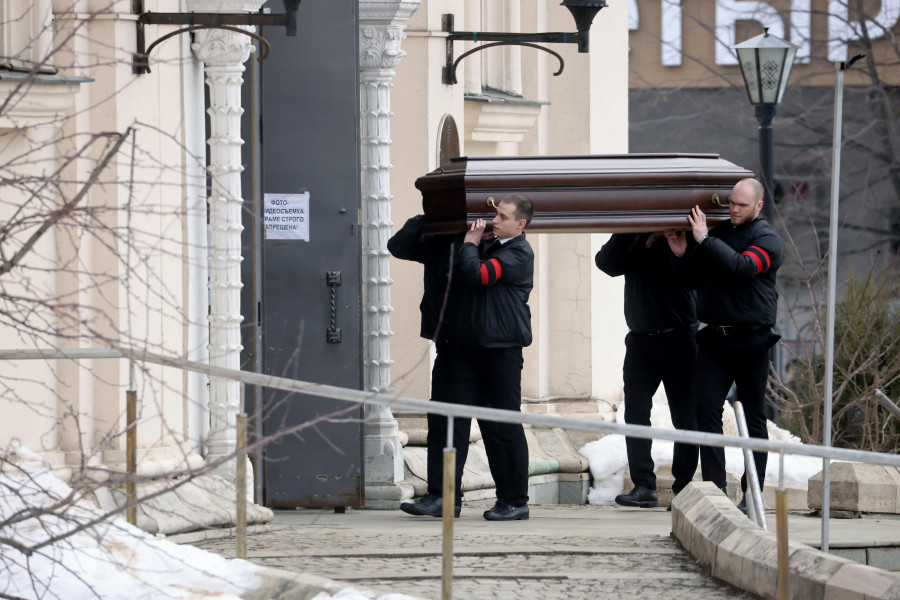 Los rusos desafían el miedo para acudir en masa al funeral de Navalni