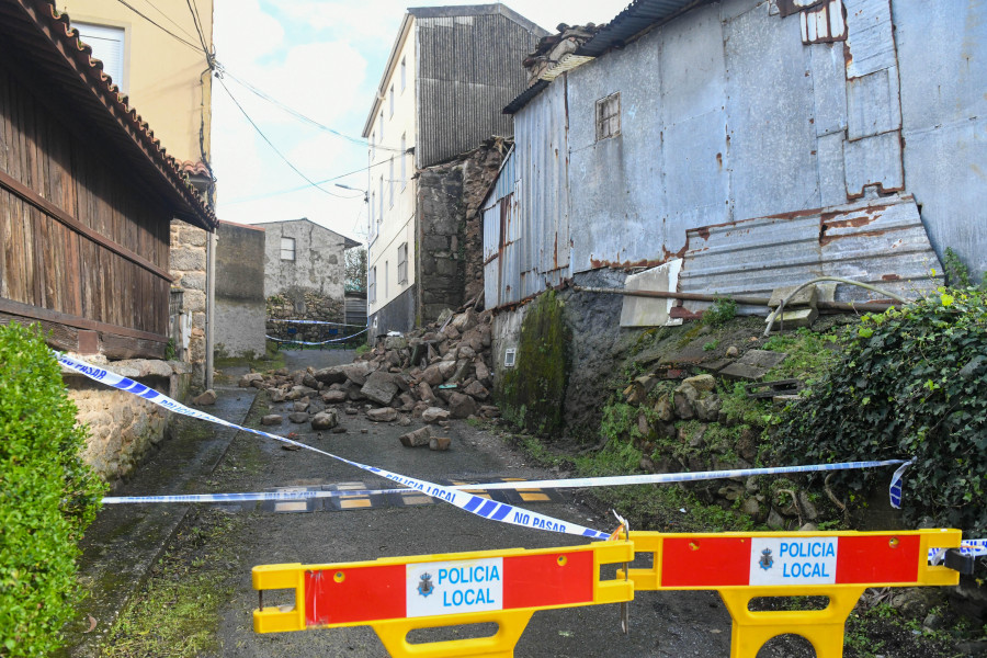 Susto por el derrumbe de  una casa deshabitada en la calle de la Fonte de Elviña