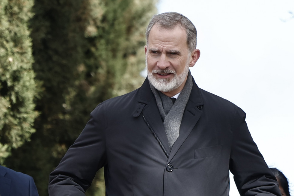 -FOTODELDIA- MADRID, 03/03/2024.- El rey Felipe VI a su salida del cementerio de San Isidro de Madrid, donde ha sido enterrado Fernando Gómez-Acebo, primo suyo, quien falleció en Madrid en la madrug