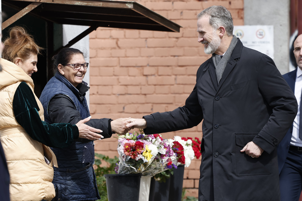 MADRID, 03/03/2024.- El rey Felipe VI saluda  a unas florista a su salida del cementerio de San Isidro de Madrid, donde ha sido enterrado Fernando Gómez-Acebo, primo suyo, quien falleció en Madrid en la madrugada del sábado a los 49 años. EFE/ Sergio Pérez